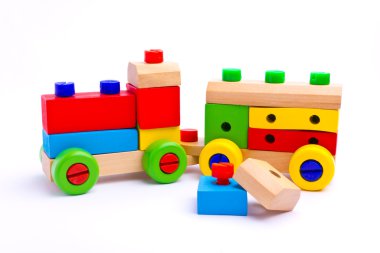 renkli ahşap oyuncak tren izole üzerinde beyaz arka plan