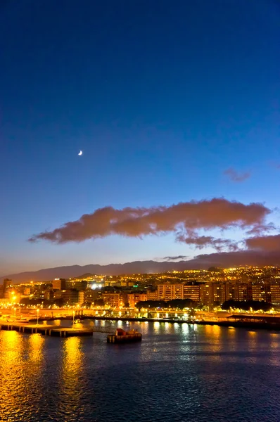 Vista nocturna de Santa Cruz de Tenerife, Islas Canarias — Foto de Stock