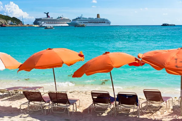 Schöner strand in philipsburg, saint martin, karibische inseln — Stockfoto