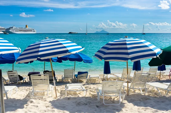 Beautiful beach in Philipsburg, Saint Martin, Carribean Islands — Stock Photo, Image