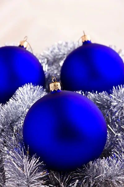 Piękne kolorowe bombki świąteczne dekoracje — Zdjęcie stockowe