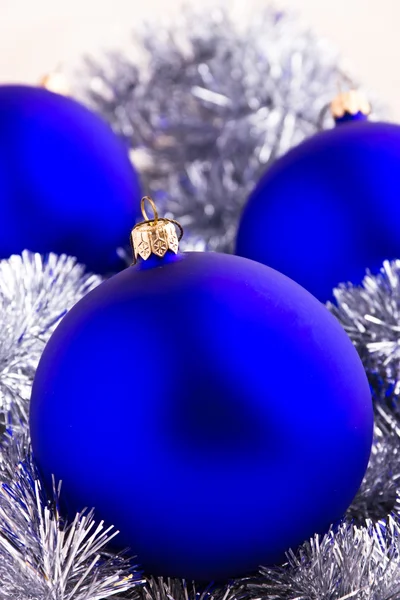 Güzel renkli Noel baubles dekorasyon — Stok fotoğraf