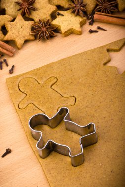 Noel kurabiyeleri ve zencefilli ekmek için malzemeler pişiriyorum.