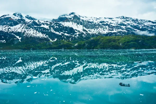 Glacier bay w górach w alaska, Stany Zjednoczone Ameryki — Zdjęcie stockowe