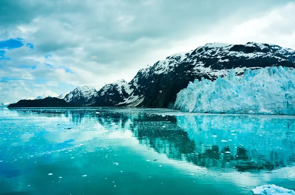 Glacier bay w górach w alaska, Stany Zjednoczone Ameryki — Zdjęcie stockowe