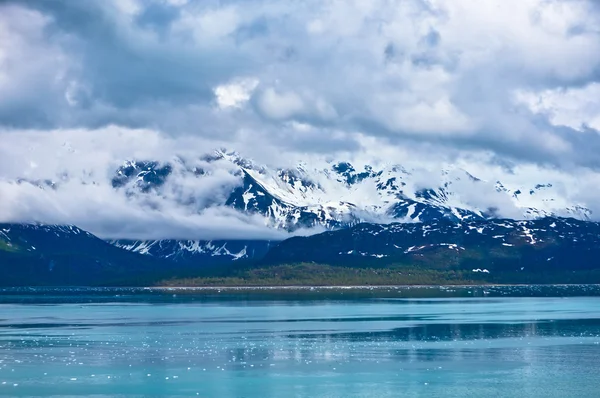 アラスカ州, アメリカ合衆国の山の氷河湾 — ストック写真