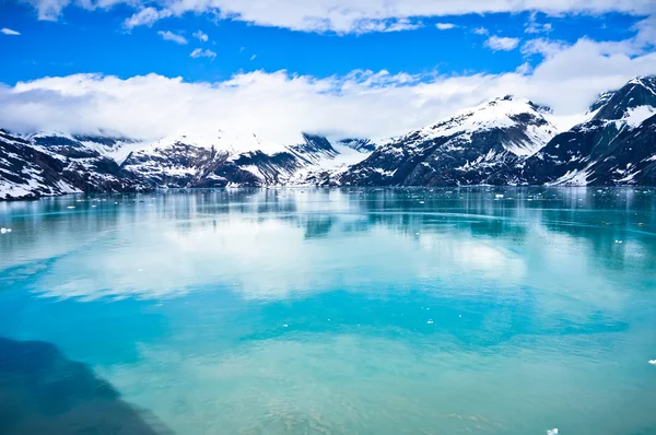 アラスカ州, アメリカ合衆国の山の氷河湾 — ストック写真