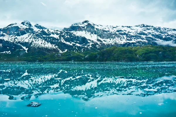 Glacier bay w górach w alaska, Stany Zjednoczone Ameryki — Zdjęcie stockowe