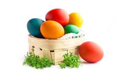 Beyaz arka plan üzerinde izole güzel dekoratif Paskalya yumurtaları