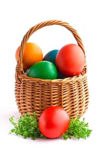 Hermosos huevos decorativos de Pascua aislados sobre fondo blanco —  Fotos de Stock