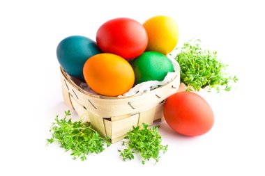 Beyaz arka plan üzerinde izole güzel dekoratif Paskalya yumurtaları