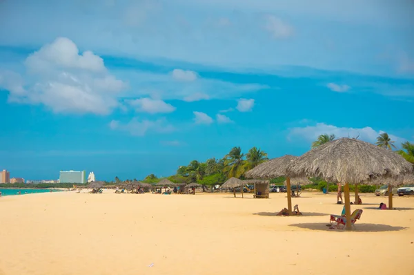 Praia bonita em Aruba, Ilhas do Caribe, Pequenas Antilhas — Fotografia de Stock