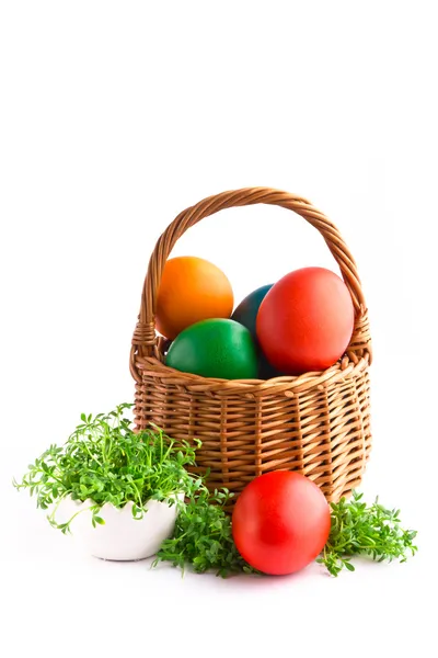 Hermosos huevos decorativos de Pascua aislados sobre fondo blanco —  Fotos de Stock