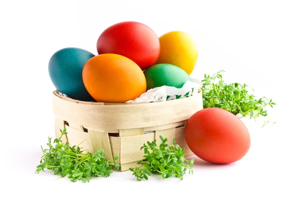 Hermosos huevos decorativos de Pascua aislados sobre fondo blanco —  Fotos de Stock