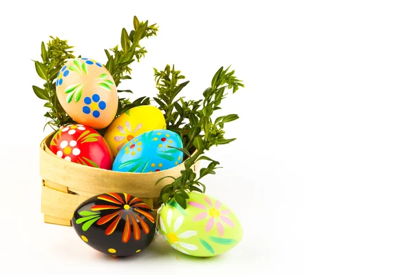 Prachtige decoratieve Pasen eieren in een mand — Zdjęcie stockowe