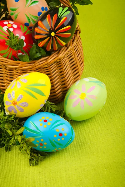 Hermosos huevos decorativos de Pascua en una cesta —  Fotos de Stock