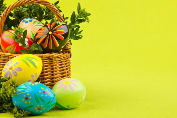 Beautiful decorative easter eggs in a basket — Stock Photo, Image