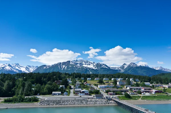 Bela vista da cidade de Haines perto de Glacier Bay, Alasca, EUA — Fotografia de Stock