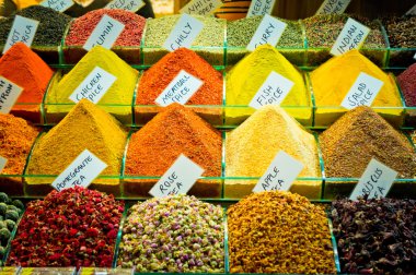 istanbul piyasasında Türkiye'nin çeşitli baharat paket