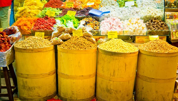 Istanbul piyasasında Türkiye'nin çeşitli baharat paket — Stok fotoğraf