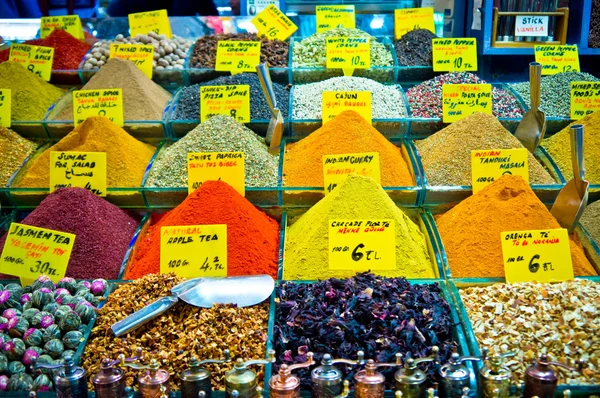 市場ではイスタンブール、トルコの様々 なスパイスのパック — ストック写真