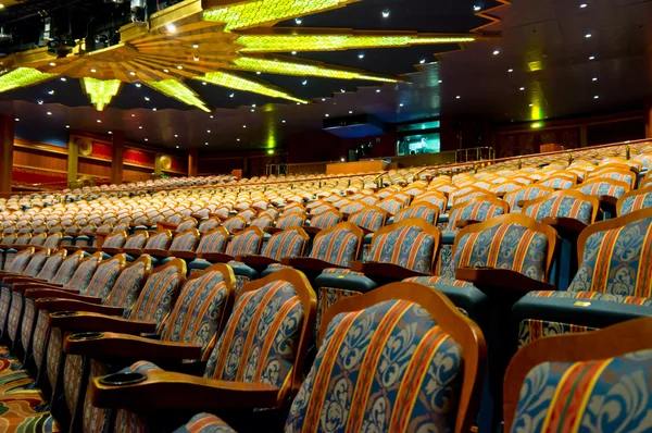 Bela vista do elegante salão de teatro tradicional — Fotografia de Stock