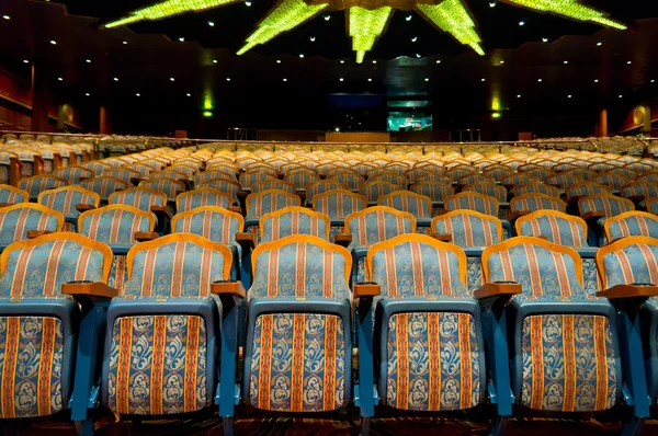 Bela vista do elegante salão de teatro tradicional — Fotografia de Stock