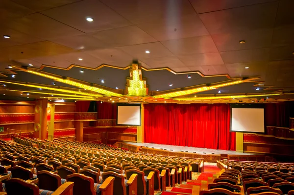 Bela vista do elegante salão de teatro tradicional — Fotografia de Stock