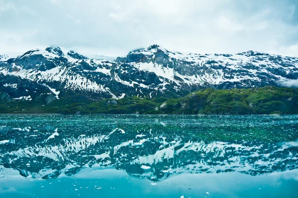 アラスカ州, アメリカ合衆国の山の氷河湾 — ストック写真