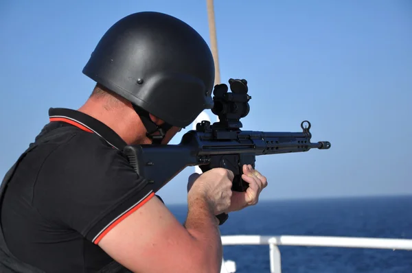 Bewaffneter Wachmann an Bord eines Schiffes im Golf von Mexiko — Stockfoto