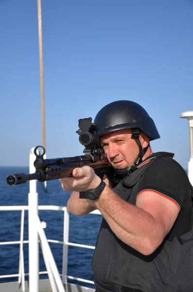 Guarda armada a bordo da embarcação marítima em Aden Gulf — Fotografia de Stock