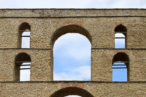 Акведук арка — стокове фото