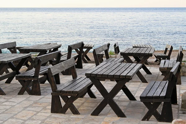 Picknicktische am Meer — Stockfoto