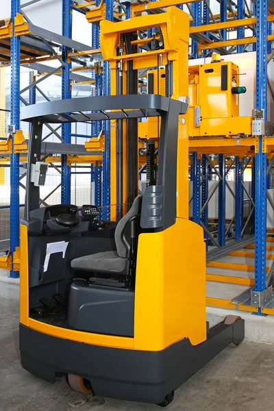 Forklift kamyon ulaşmak — Stok fotoğraf