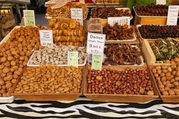 Орехи и фрукты — стоковое фото