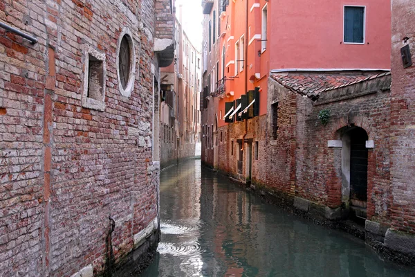 Canal estrecho veneciano — Foto de Stock