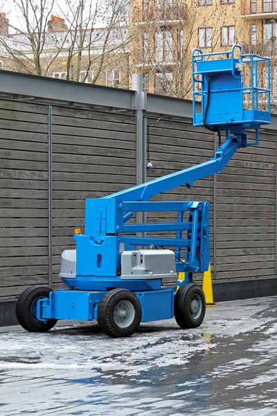 Articulating boom lift — Stock Photo, Image