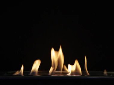 Şöminenin içinde alev