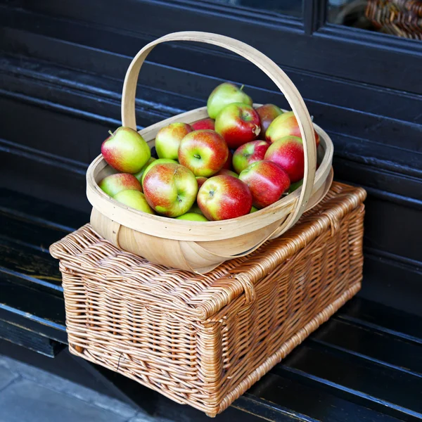 Cesta de manzana — Foto de Stock