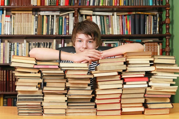Αγόρι και βιβλία — Φωτογραφία Αρχείου