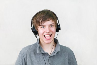 Kulaklıklı çocuk.