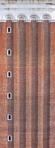 Torre de tijolo — Fotografia de Stock