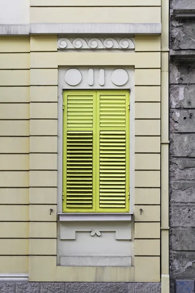 Gröna fönster — Stockfoto