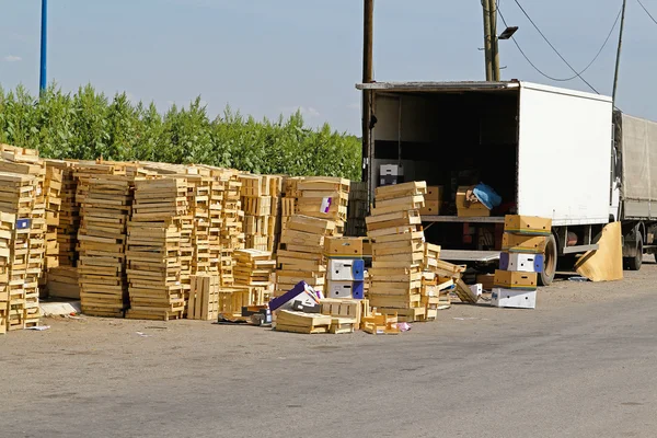 Obstkisten transportieren — Stockfoto