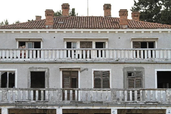 terk edilmiş villa