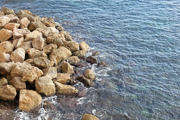 Море и скалы — стоковое фото