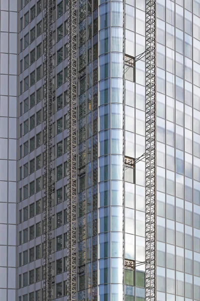 Construção de arranha-céus de vidro — Fotografia de Stock