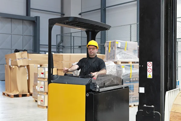 Forklift sürücüsü — Stok fotoğraf