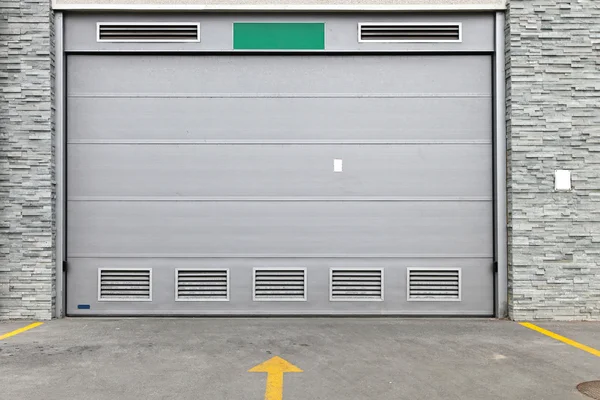 Porta garage grigio — Foto Stock