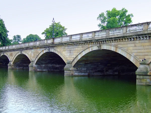 Serpentine överbrygga london — Stockfoto